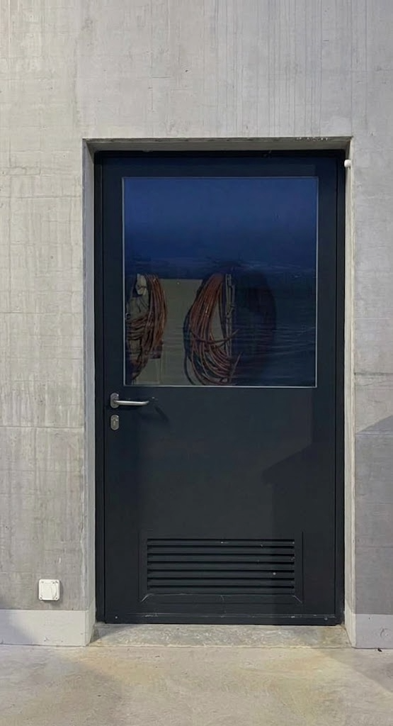 Immeubles avec fenêtres et portes métalliques