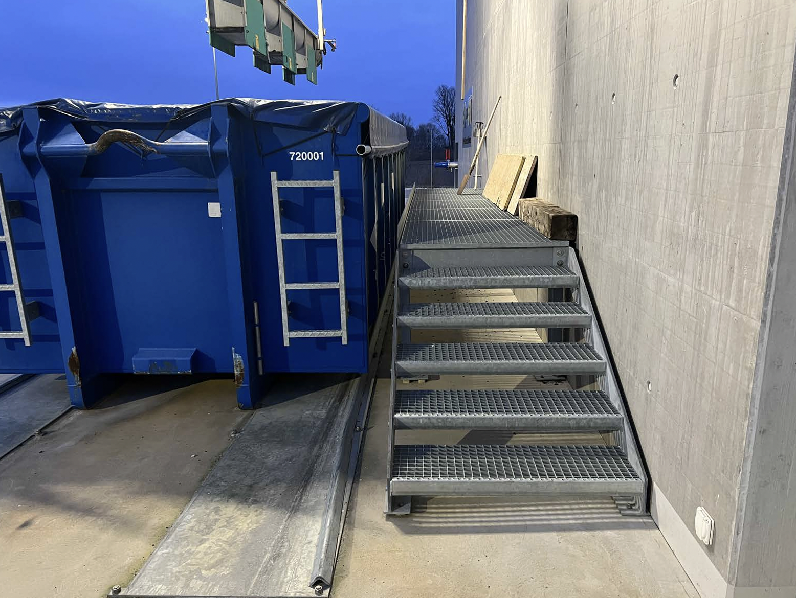 Vue façade bâtiment industriel terminée