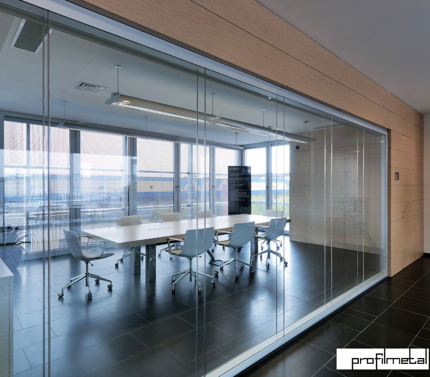 Vue d'ensemble mezzanine dans espace de bureaux