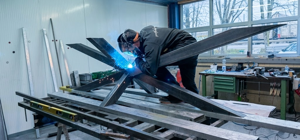 Réalisation d'un pied de table en métal sur mesure